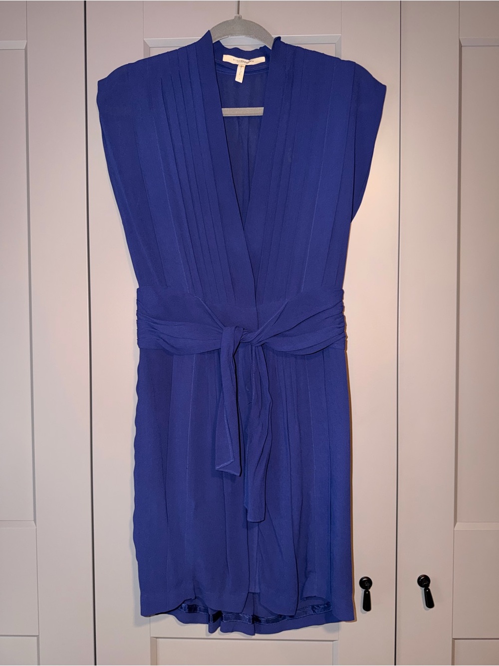 Bcbg Sleevelwss V-Neck Blue Tie-Waist Dress